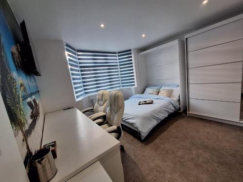 Northampton House | Sunny Waves