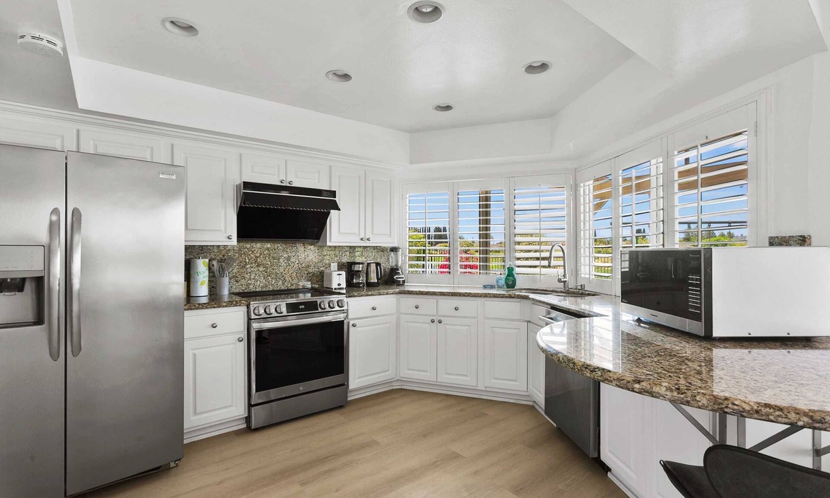 Lake Forest House | Sunnybrook Haven — Lake View Mid-Term Retreat in Vibrant Lake Forest #42087