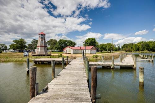 Avenue House | Sunrise Landing: Waterfront Cottage in Avenue!