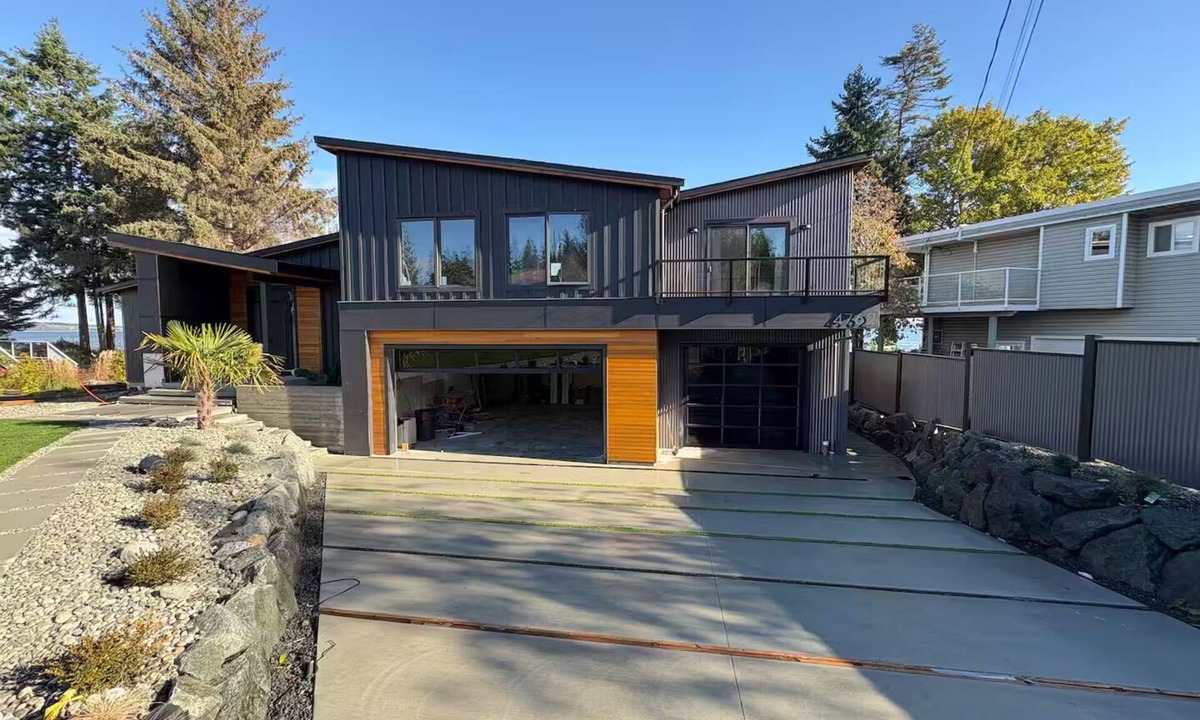 Courtenay House | Sunrise Oceanfront Suite, Entire home in Royston, Canada