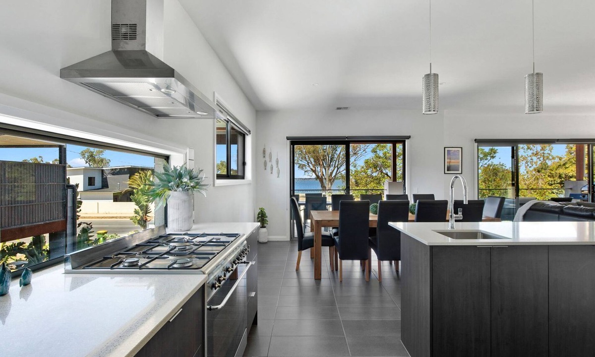 Mulwala House | Sunrise Waters overlooking the popular Purtle Park. Groups, skiers, golfers, take note.