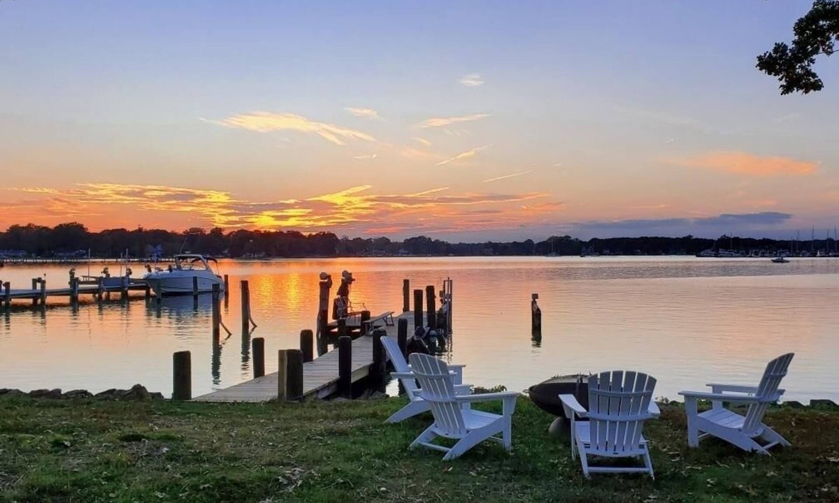 Shady Side House | Sunset Cottage - West River Access and Views!
