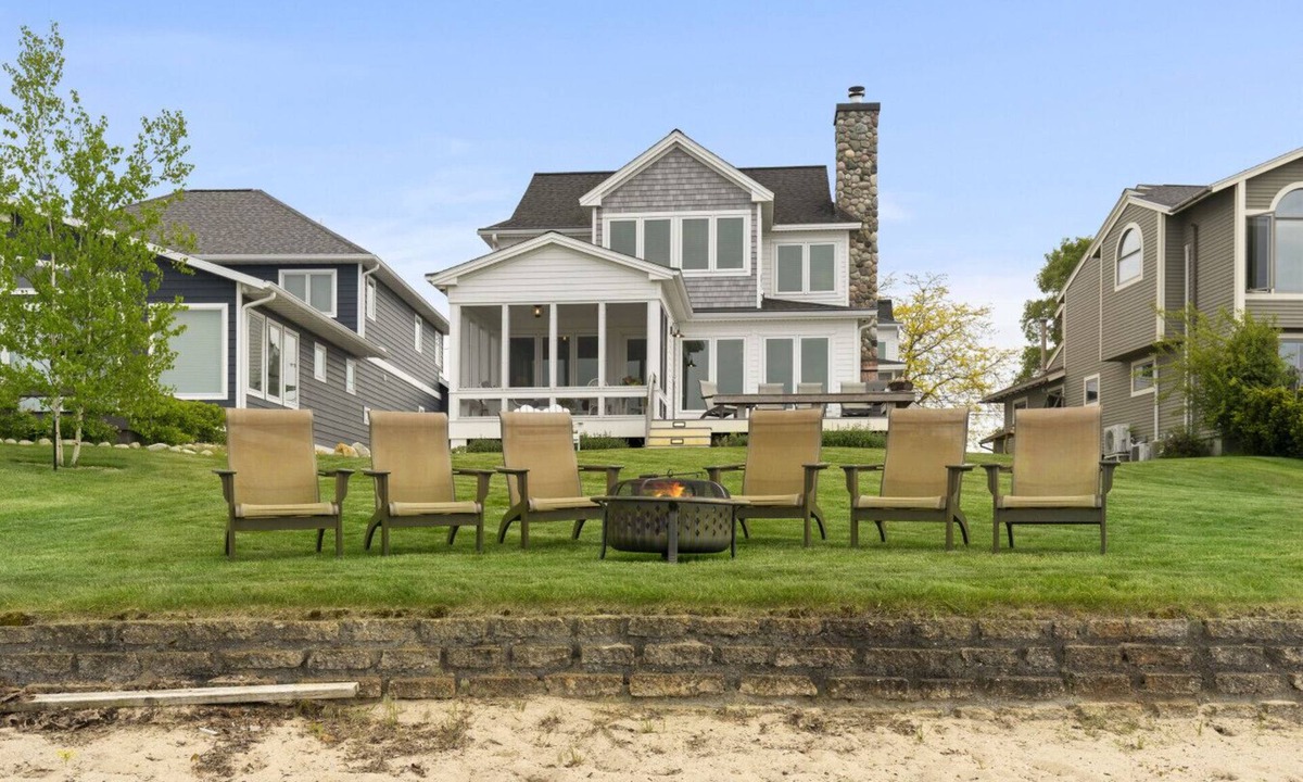 Beulah Apartment | Sunset Dreams on Crystal Lake