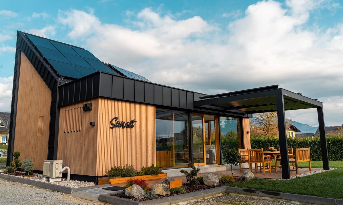 Sencur House | Sunset Holiday Home with Hot tub and terrace