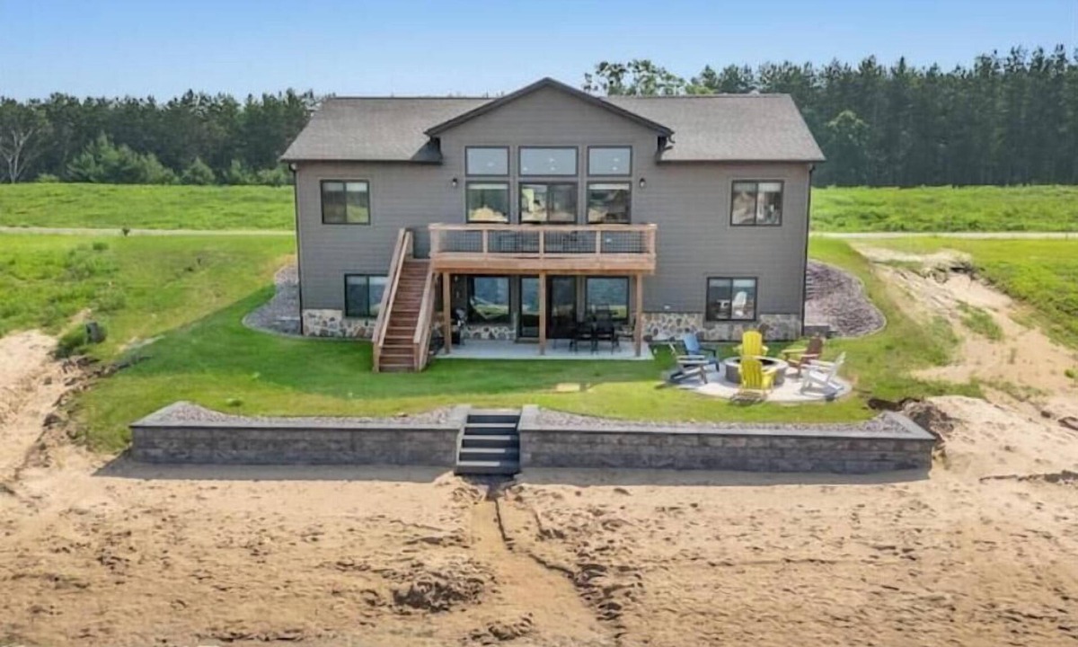 New Lisbon House | Sunset Lakefront with Kayaks & Firepit Fun