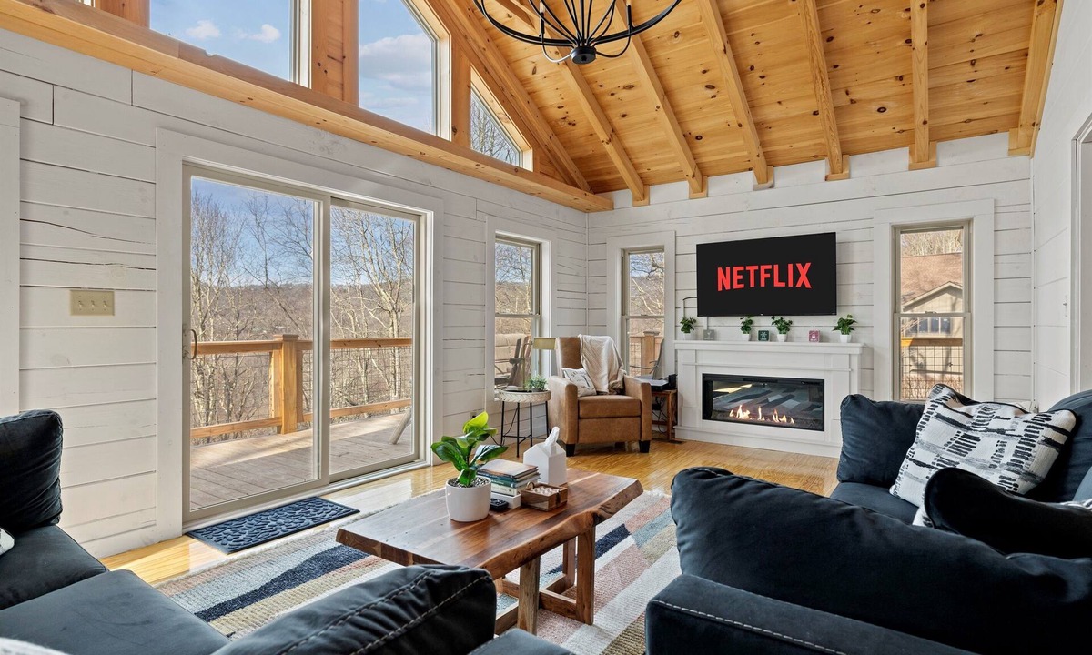 Wolf Laurel Cabin | Sunset Mtn View*Pool*Massage Chair*Theater Rm*Pickleball*Game Rm*Hiking*Hot Tub