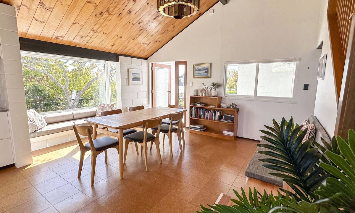 Havelock North House | Sunset Sanctuary - Havelock North Holiday Home