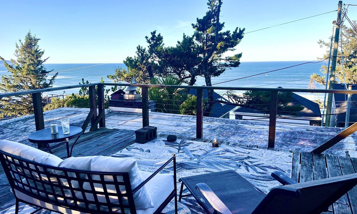 Oceanside House | Sunset Serenade . Oceanview Home with Rustic Charm Walk to Beach
