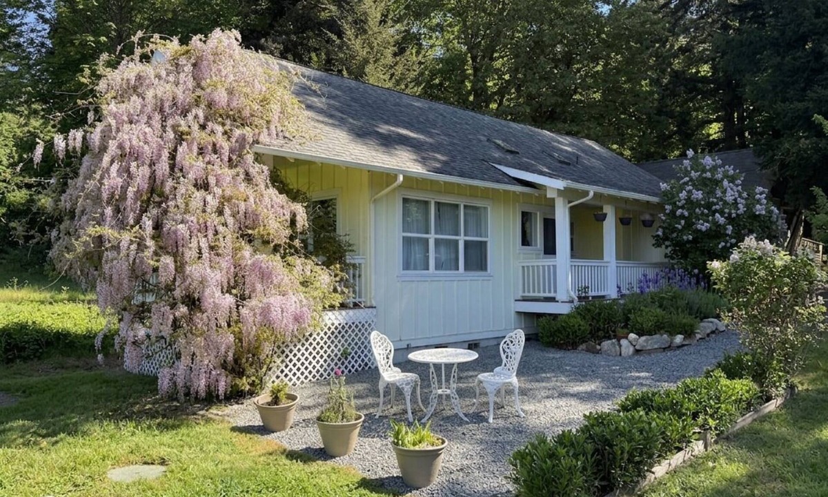 Rollingbay Cabin | "Sunset Shire" 2BR Cottage and add-on Hobbit House