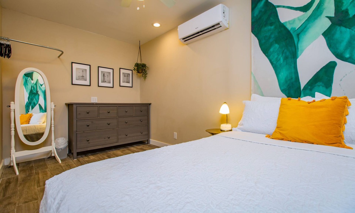 Estate East Street Condo | Sunset Swing Hideaway