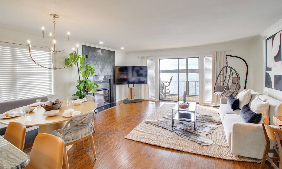 Lake Hamilton Apartment | Sunset-view Resort Condo on Lake Hamilton!