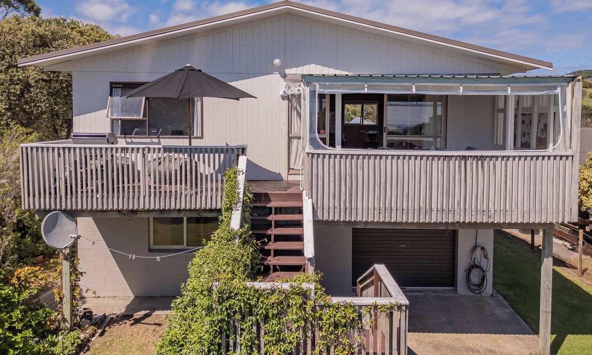 Whangapoua House | Sunsets and Surf - Whangapoua Holiday Home