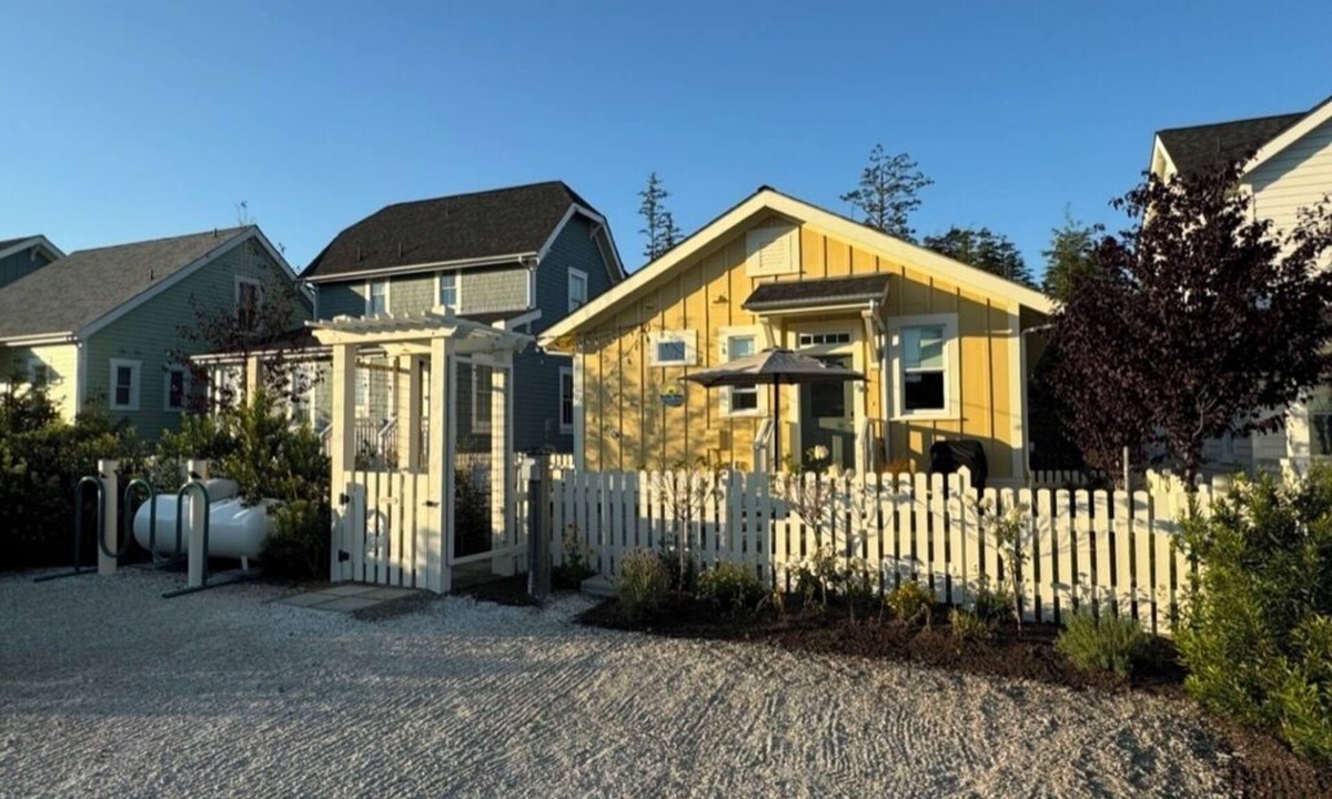 Seabrook Cottage | Sunshine Cottage – two nights available for the 4th of July
