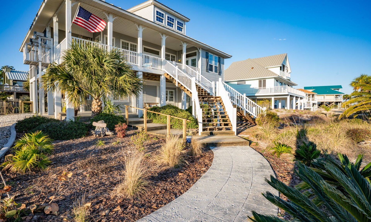 East End House | Sunshine & Savings 20% OFF! Beach Retreat, Easy Beach Access