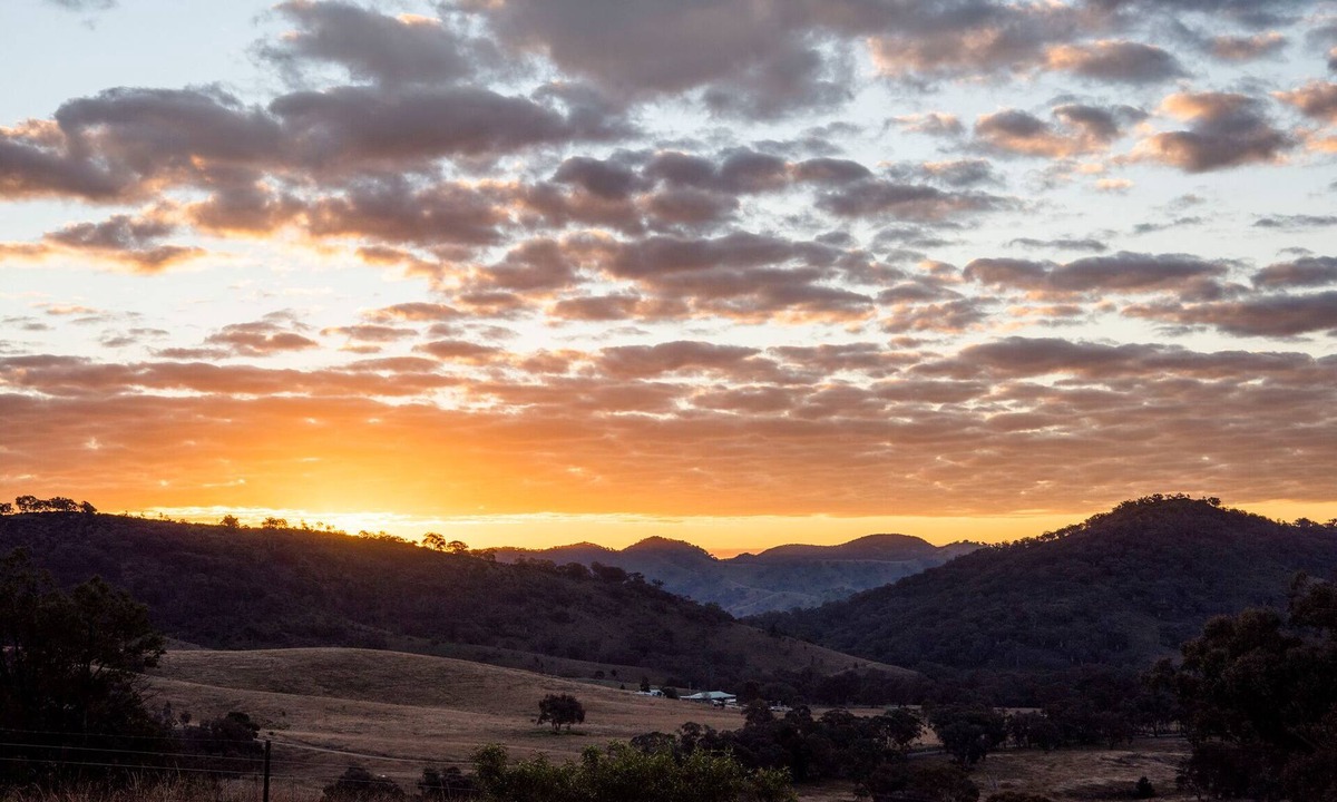 Grattai Cabin | Sunstone - Awesome views in our modern and rustic off-grid eco 2 bed cabin!