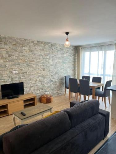 Les Puces de Saint-Ouen Apartment | Super 3 pcs et Parking aux portes de Paris et stade de france à proximité des sites touristiques parisiens Montmartre , champs Élysée ,châtelet etc et des transports métro,RER ,wifi disponible