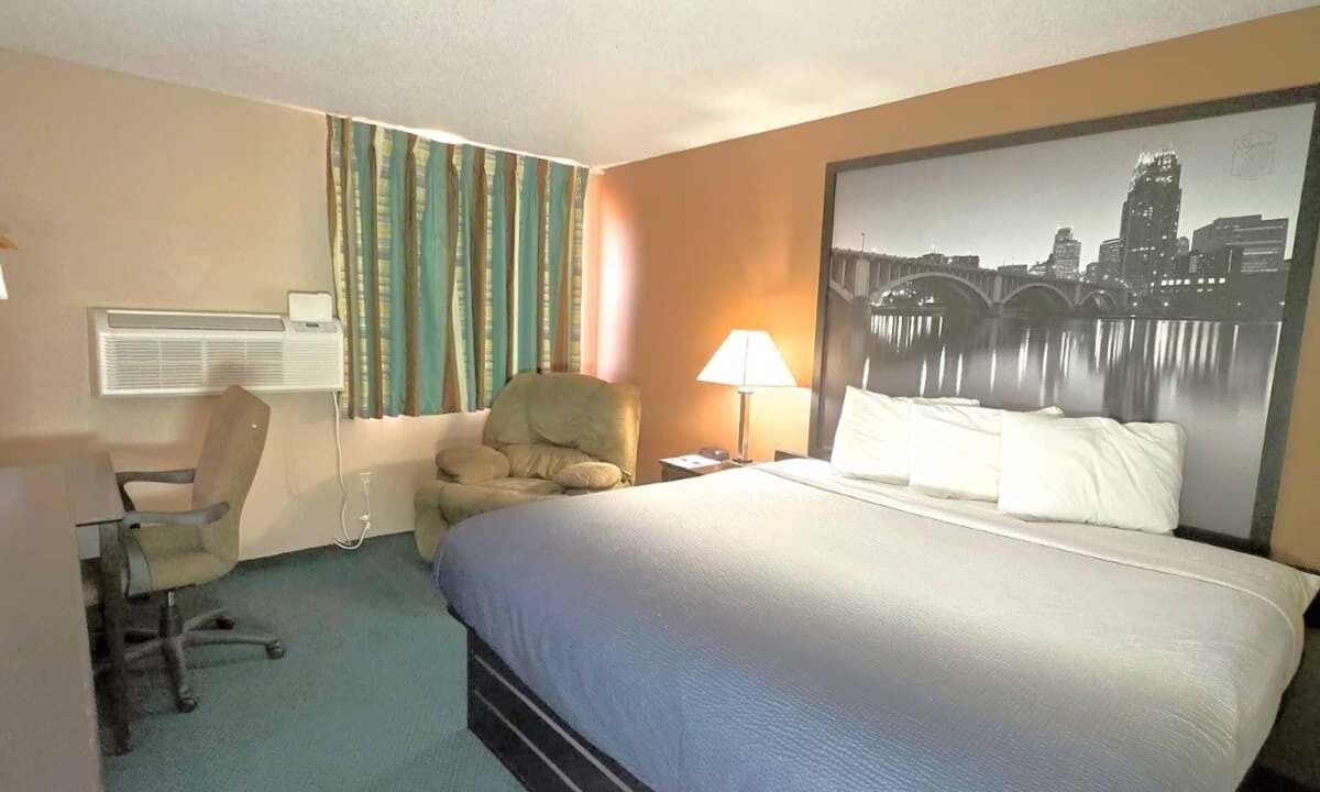 Austin Hotel | Super 8 by Wyndham Austin MN