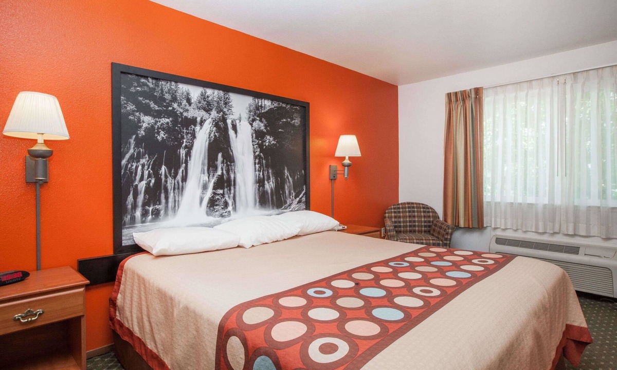 Cloverdale Hotel | Super 8 by Wyndham Cloverdale Wine Country