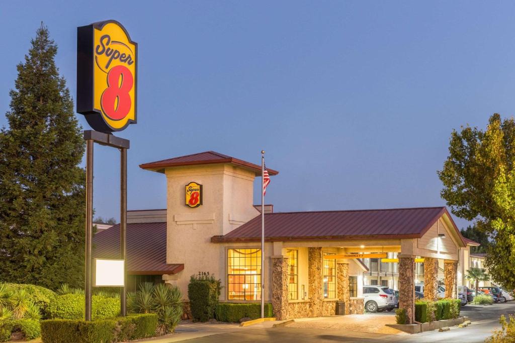 Corning Hotel | Super 8 by Wyndham Corning