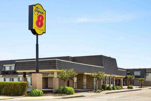 Downtown Hotel | Super 8 by Wyndham Eureka