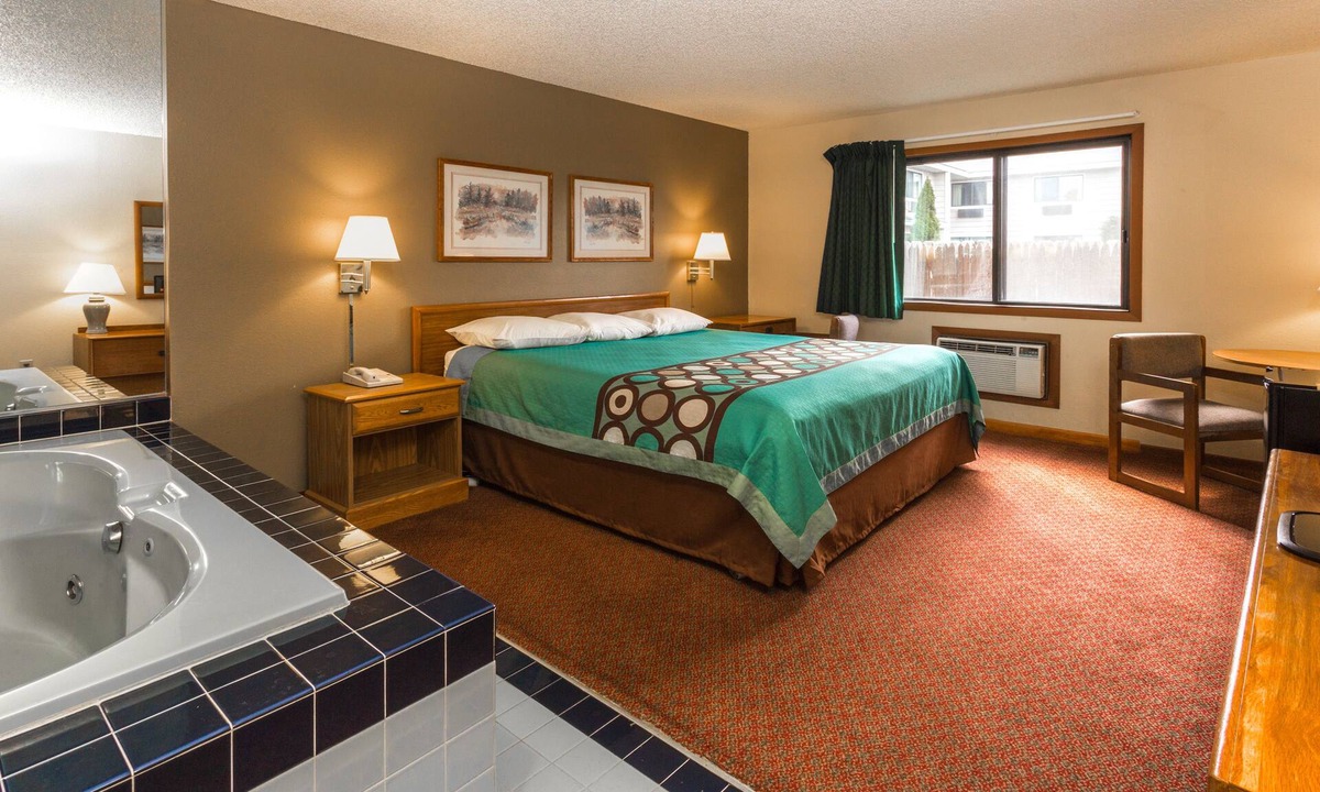 Hartford Hotel | Super 8 by Wyndham Hartford WI