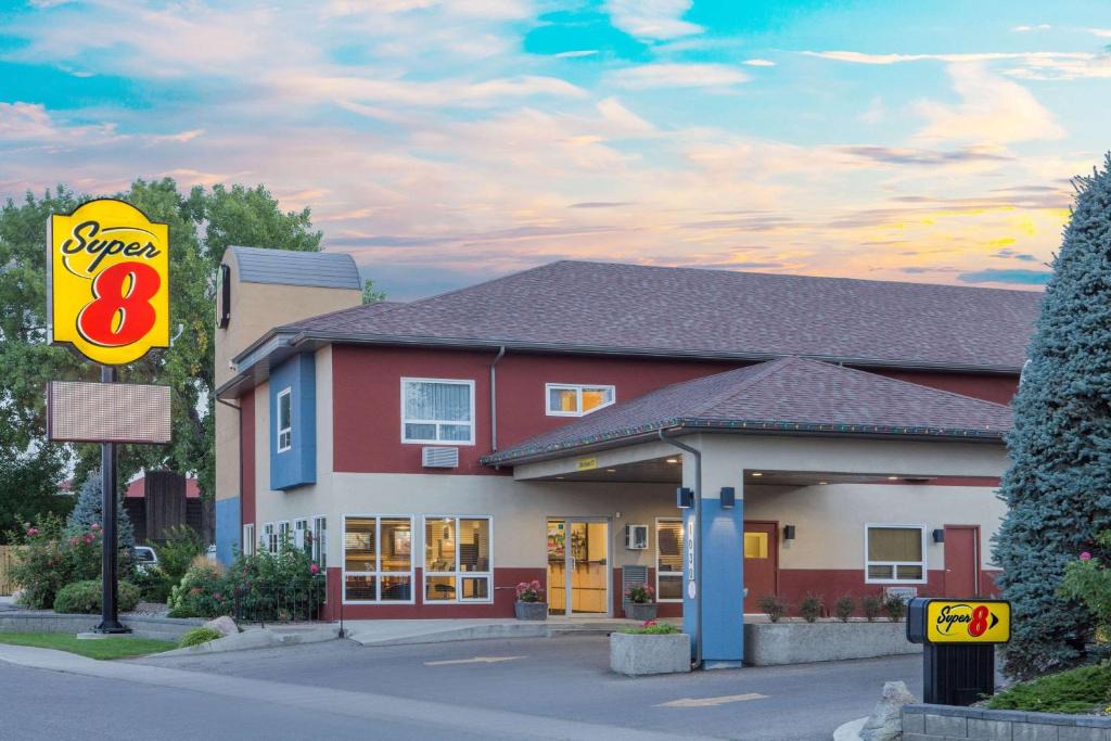 South Lethbridge Hotel | Super 8 by Wyndham Lethbridge