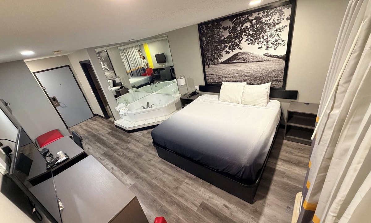 Macomb Hotel | Super 8 by Wyndham Macomb