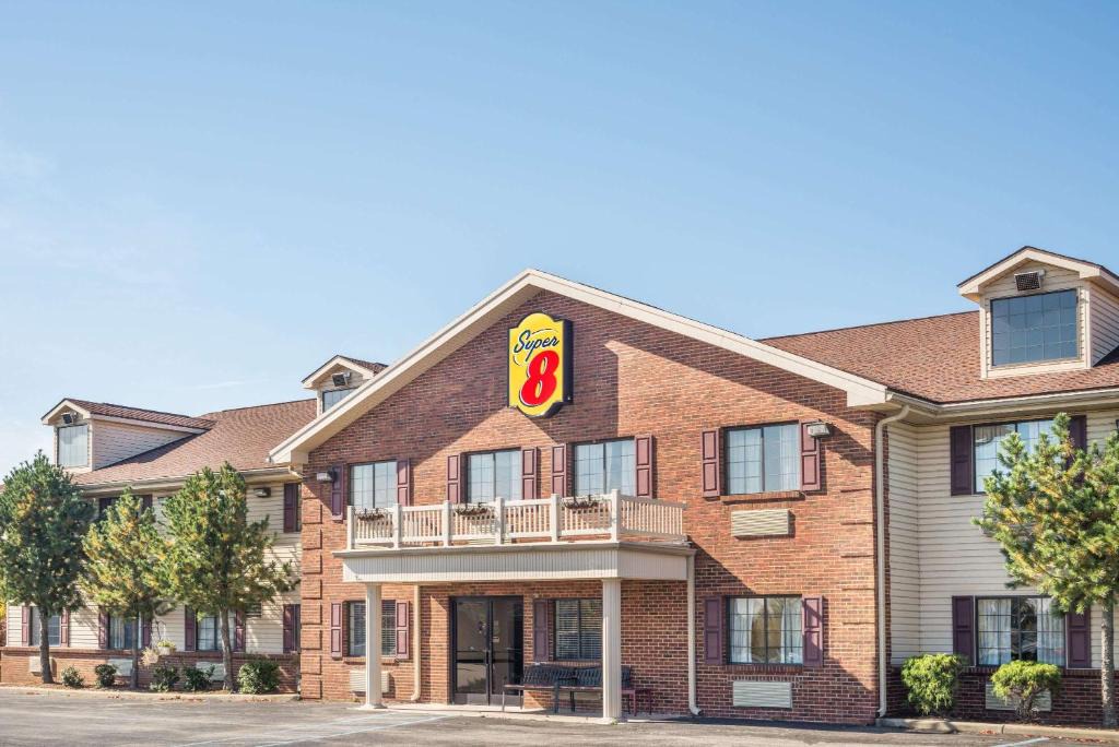 Madison Hotel | Super 8 by Wyndham Madison IN