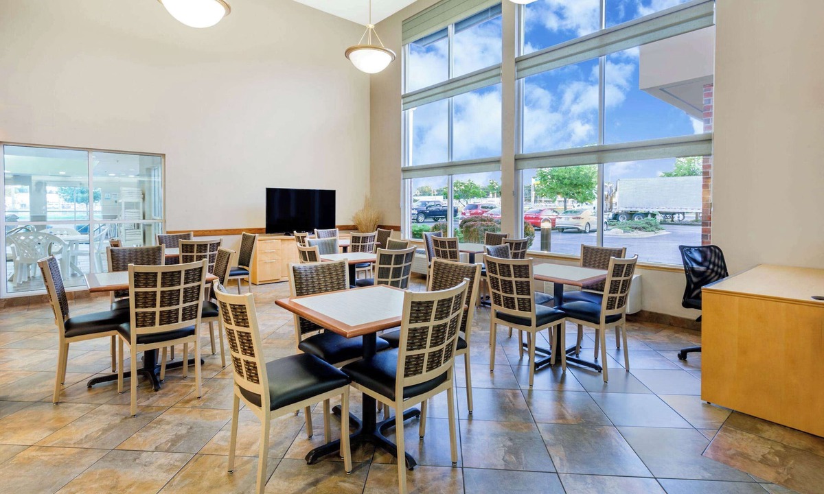Madison Hotel | Super 8 by Wyndham Madison South