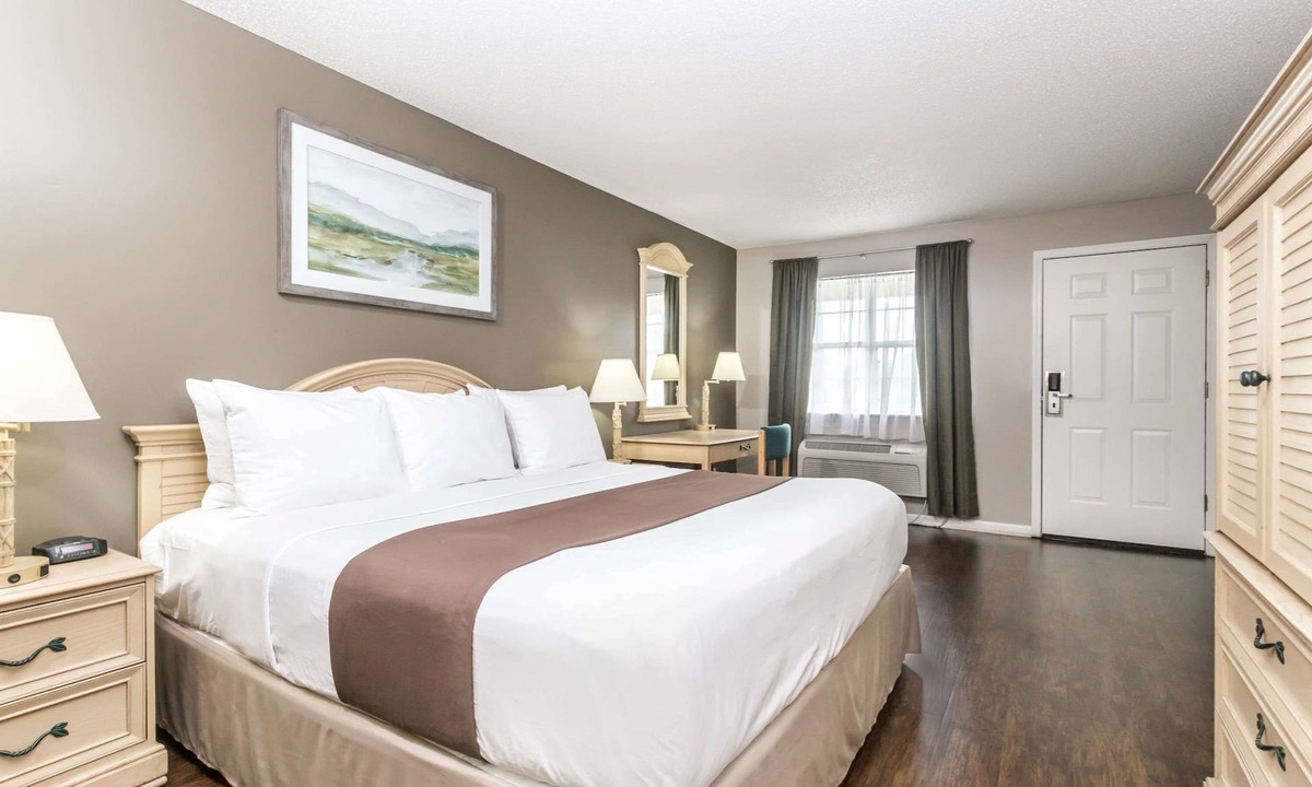 Madison Hotel | Super 8 by Wyndham Madison