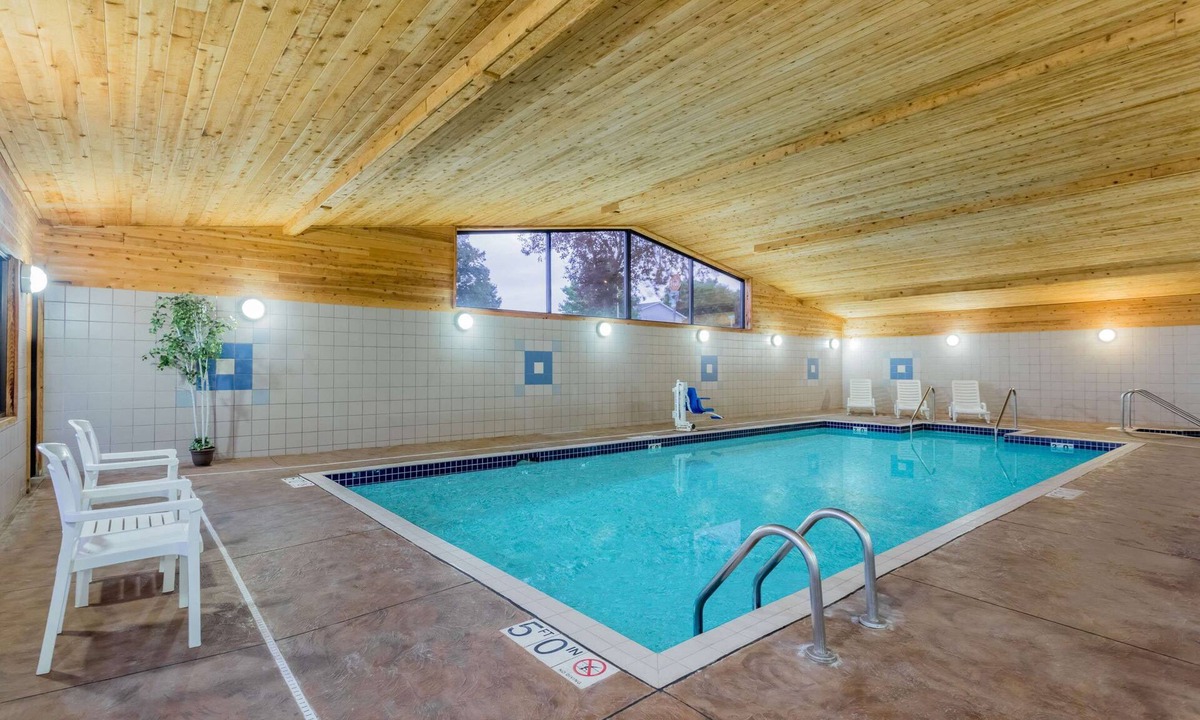 Monroe Hotel | Super 8 by Wyndham Monroe WI