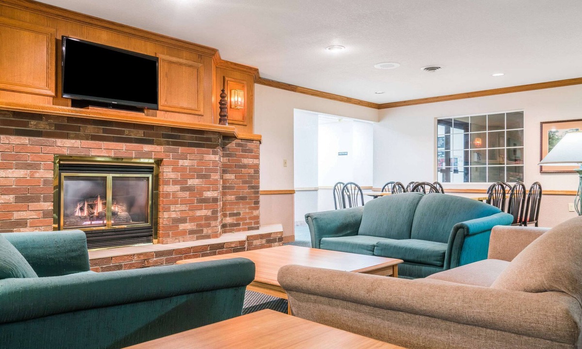 Sheldon Hotel | Super 8 by Wyndham Sheldon