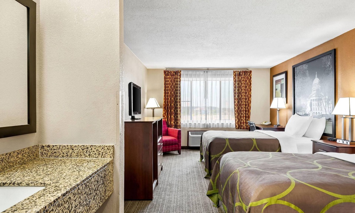 Sturtevant Hotel | Super 8 by Wyndham Sturtevant/Racine