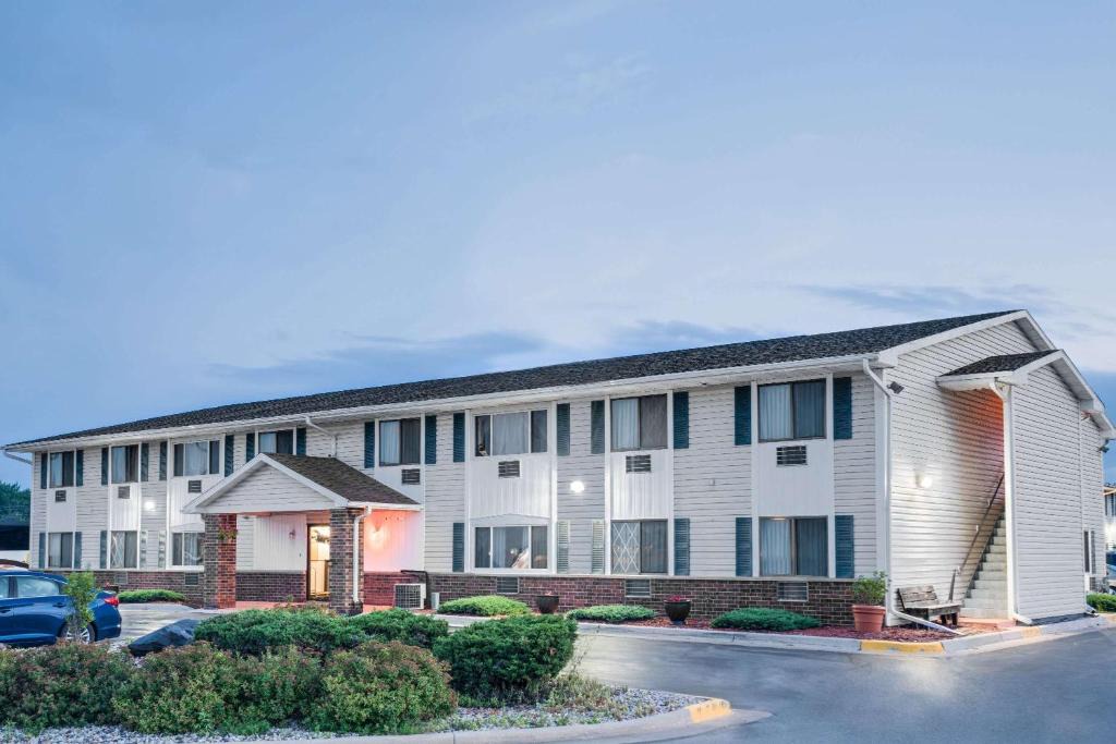 Tomah Hotel | Super 8 by Wyndham Tomah Wisconsin