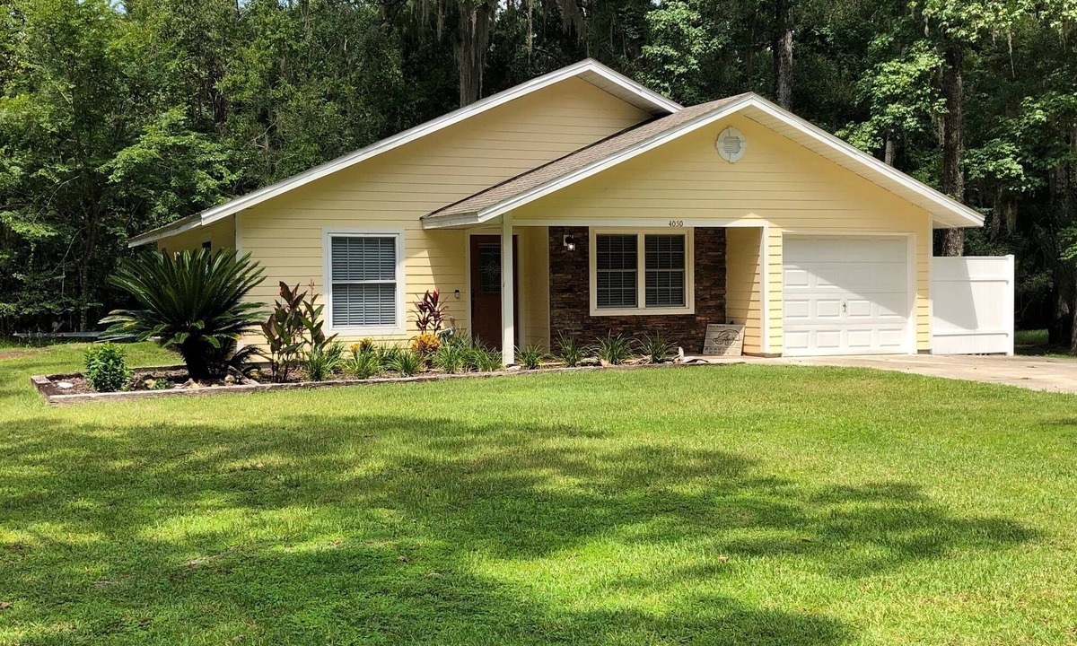 Crystal River House | Super Clean and Super Comfortable with boat ramp under half mile down the road.
