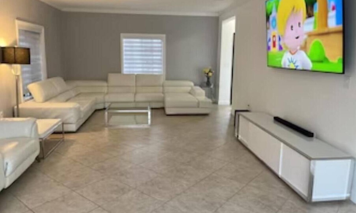 Country Walk House | Super Clean, Luxurious 6 Bedroom Home