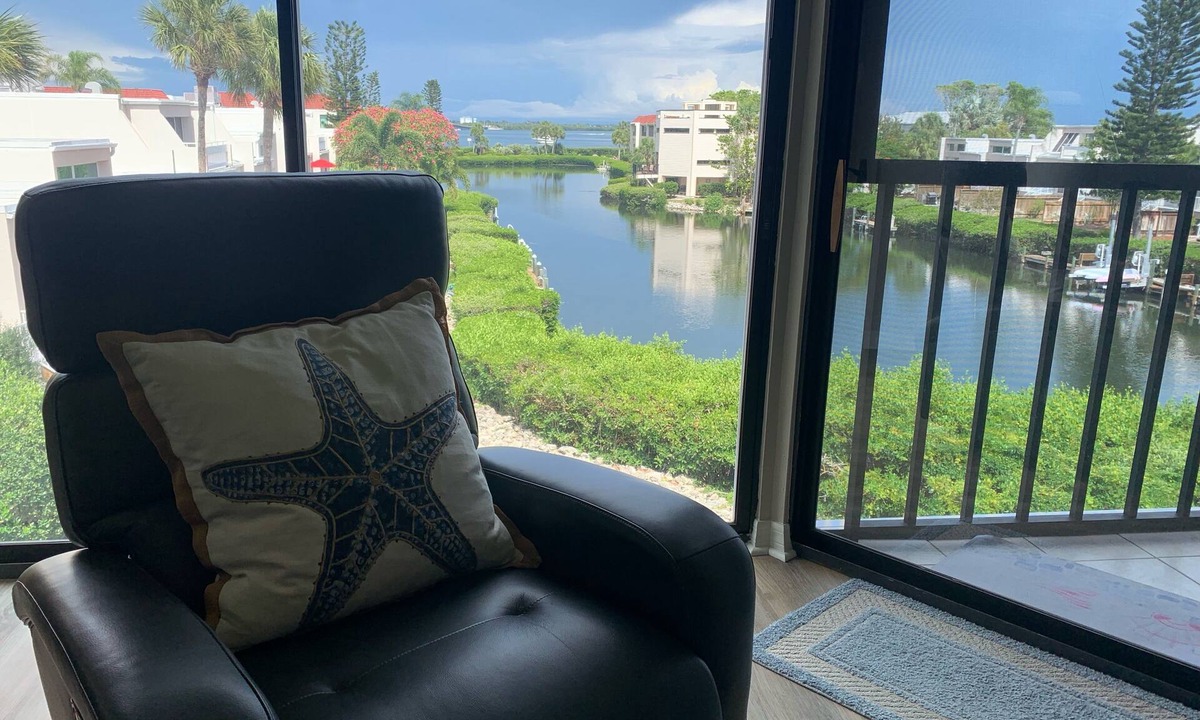 Holmes Beach Condo | SUPER CLEAN @ Sunbow Bay. Sleeps 6, easy walk to gulf/groceries, nice amenities!