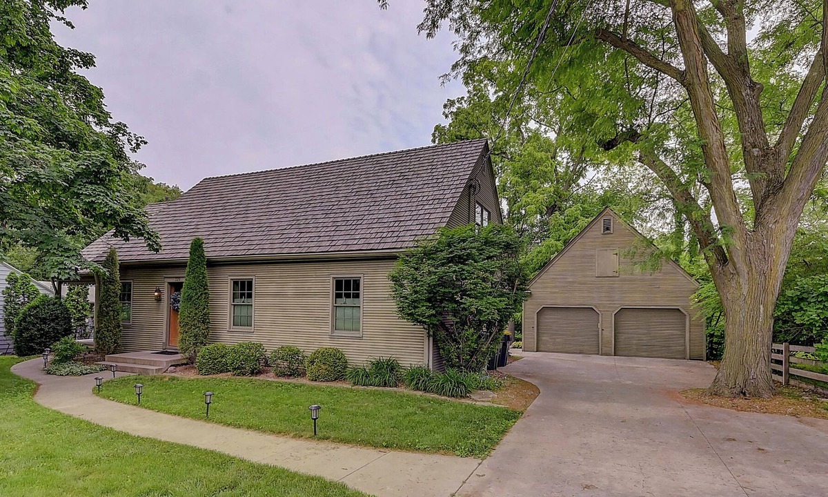 Iowa City House | Super close to everything! 5 bedrooms close to Hawkeye events & the Hospital