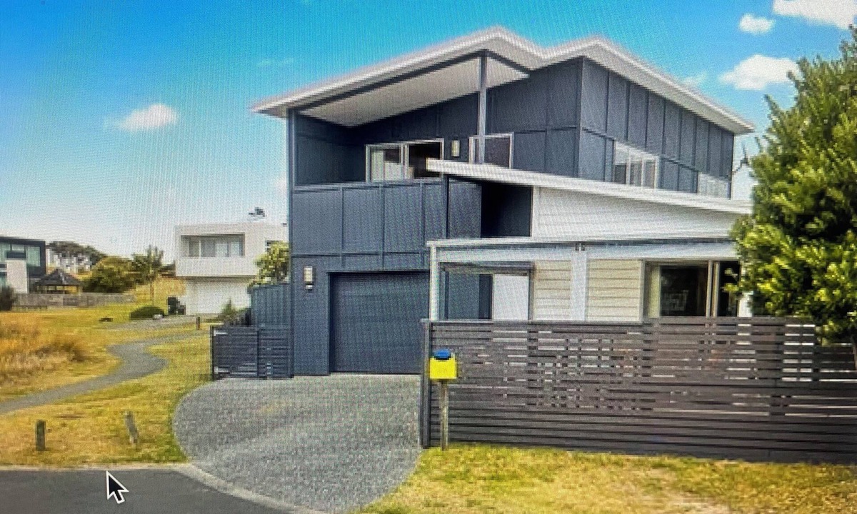 Omaha House | Super comfortable 4 bedroom 2 bathroom holiday home close to beach and cafe.