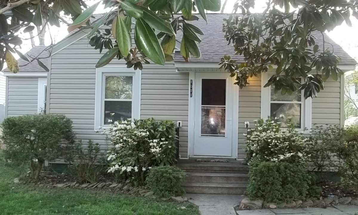 Colonial Beach Cottage | Super cute, 2 bedroom, 1 bath, furnished cottage