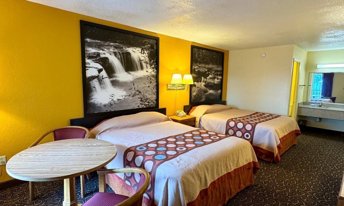 Lightfoot Hotel | Super Inn