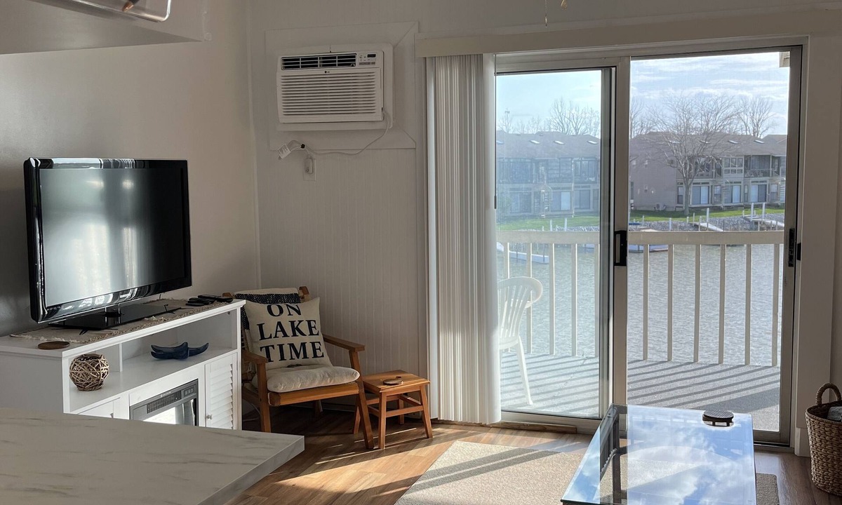 Oak Harbor Condo | Super nice, waterfront Lake Erie getaway with boat dock - Green Cove Resort!