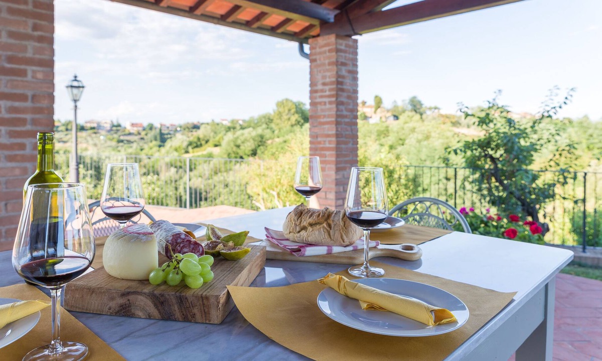 Palaia Villa | Super Panoramic villa for 5 with fast Wifi,Air Cond,Outdoor dining Close to town