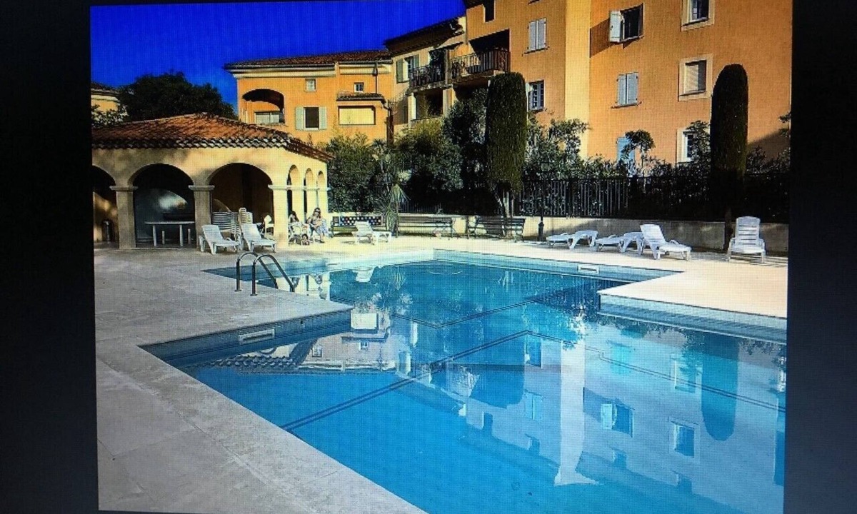 Saint-Tropez City Centre Apartment | SUPERB App with Garden, Town Centre, Air Conditioning, Secure Parking Refined decor