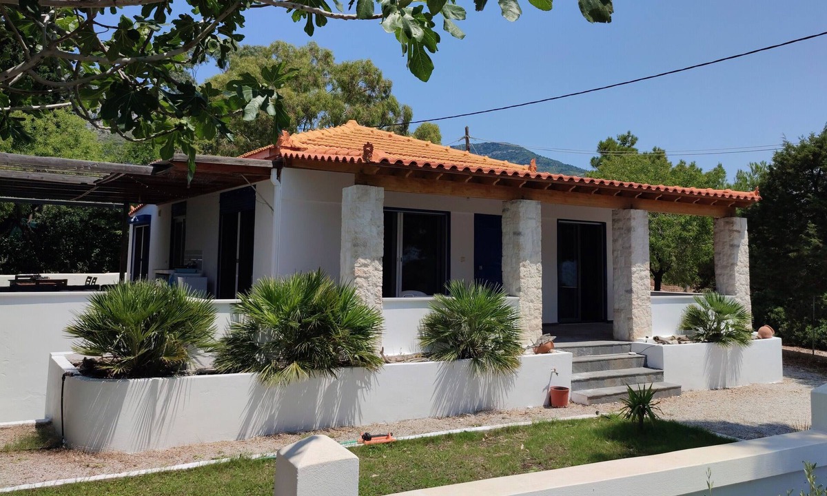 Marathokampos Villa | Superb coastal villa. Sleeps 6. Large private patios. Beaches few minutes walk.