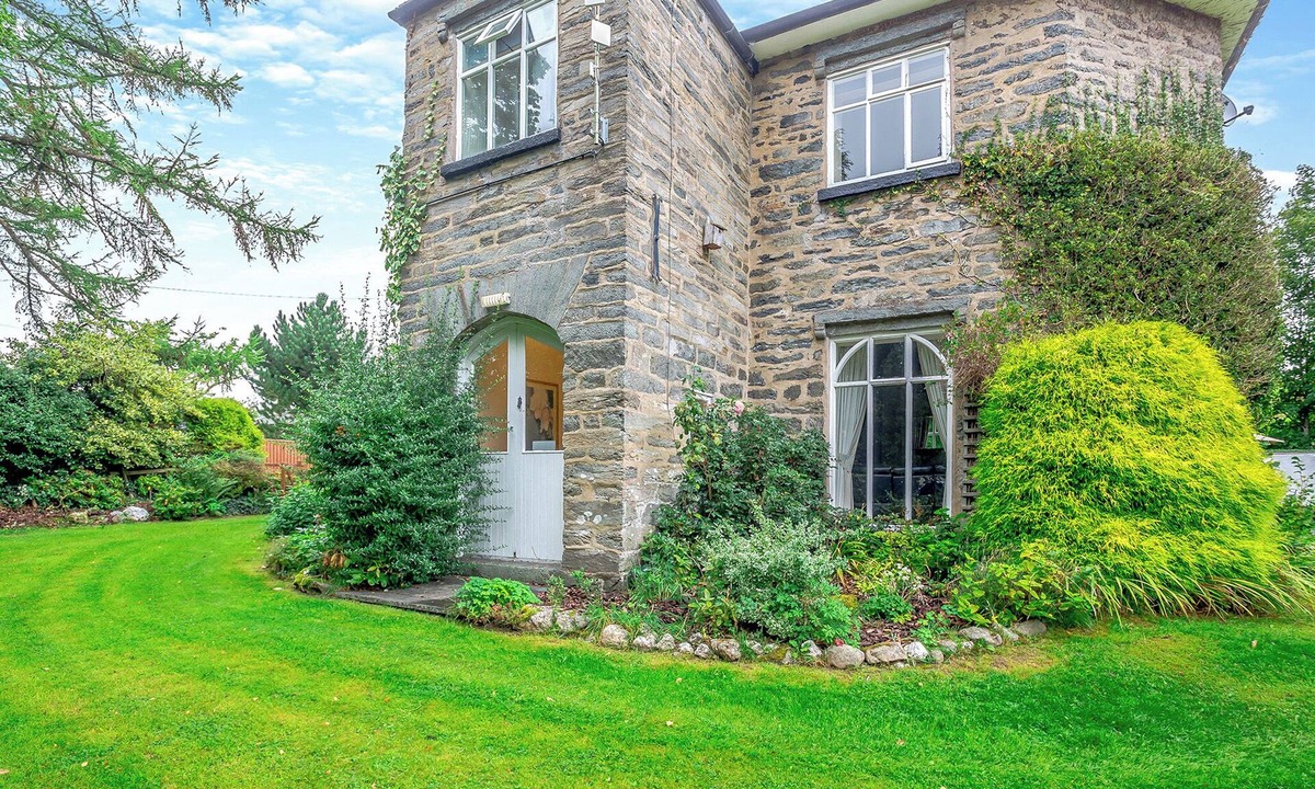 Bala Cottage | Superb manor house with countryside views.