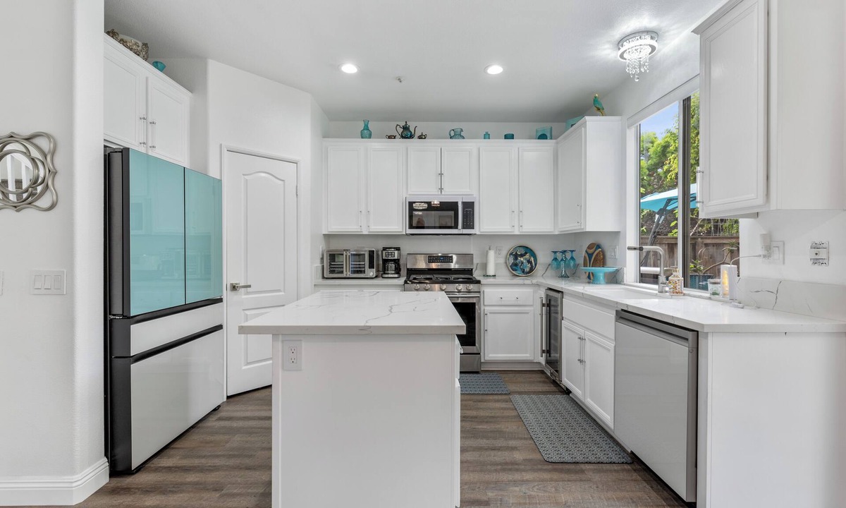 Oxnard House | Superb Remodeled 5/6 BDR SPA Family HOME 16 Mins from beach in heart of Oxnard!