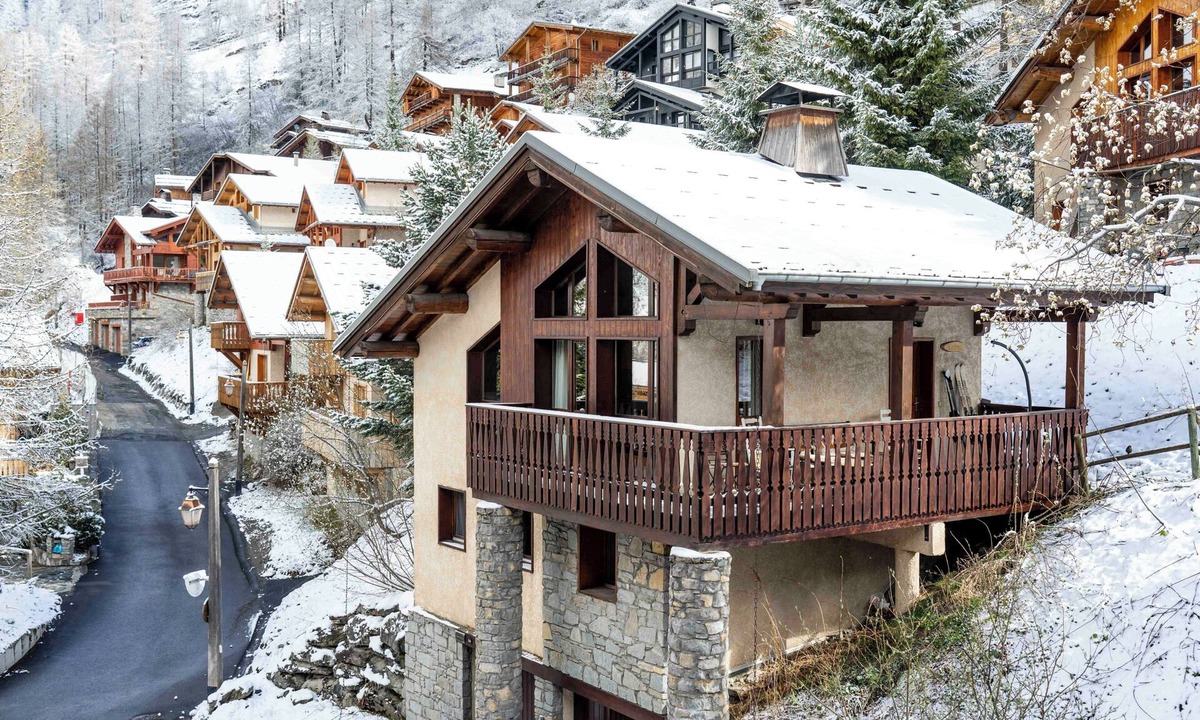 Les Brevieres Ski Chalet | Superb self catered ski Chalet in Tignes-les-Brevieres 50m from lift