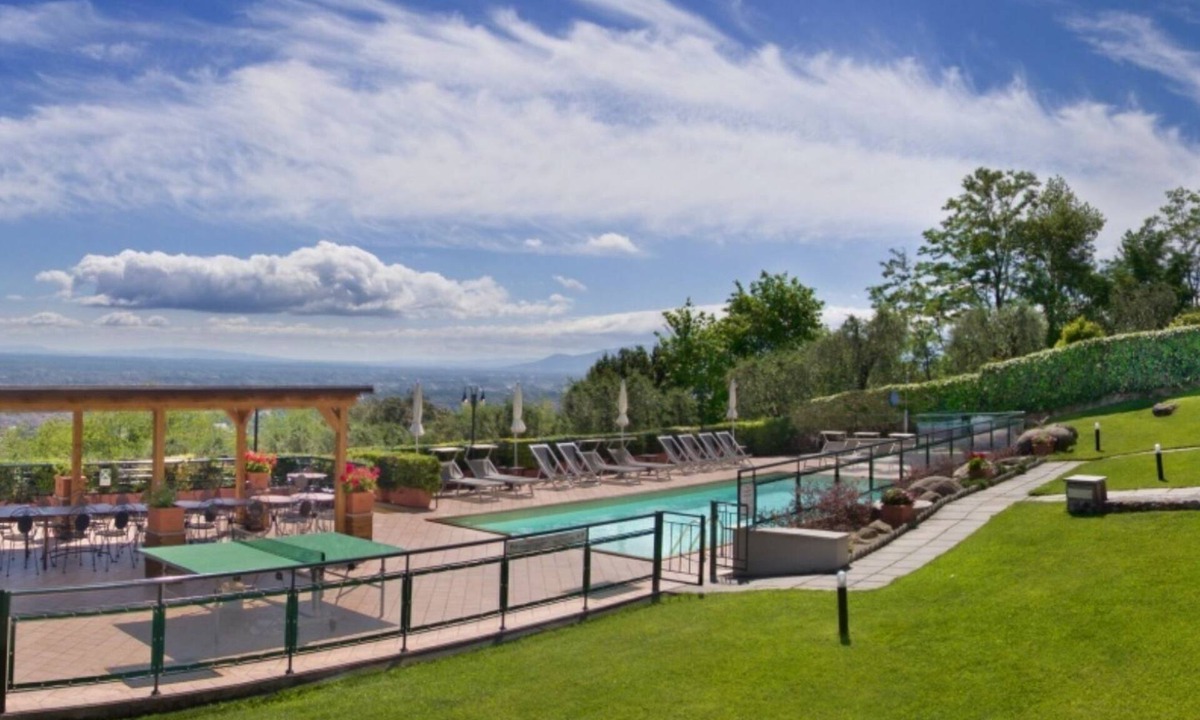 Margine Coperta-Traversagna Villa | Superb villa at short distance from Montecatini. Pool, basketball court, soccer, ping-pong, mountain