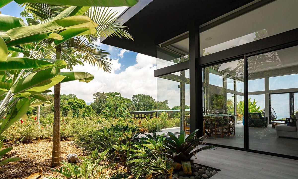 Savegre House | Superhost Luxury Villa+2 guesthouses-5 Bdr/5.5 bath on 4acres with 2 pools & gym